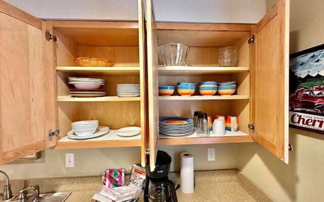 Charming 1BDR Condo w Golf Course View