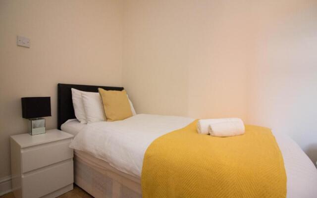 Stayzo Penthouse Accommodation 1- Premier Lodge