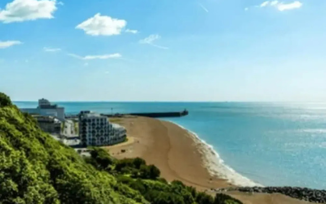 Folkestone - 1BR Apartment - Sauna - Pet Friendly
