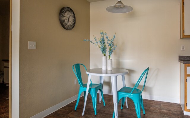 Eastside 1 & 2 BR Apts with balcony by Frontdesk