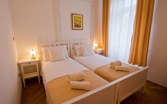 Golden Rooms Bed & Breakfast