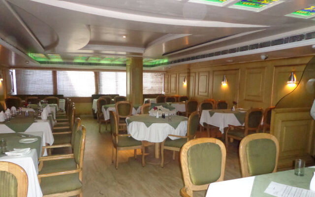 Oyo 11647 Hotel Metro