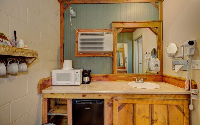 Holiday Motel & RV Park