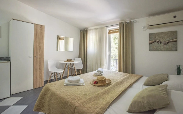 Chic Studio Flat With Balcony Near Beach in Tivat