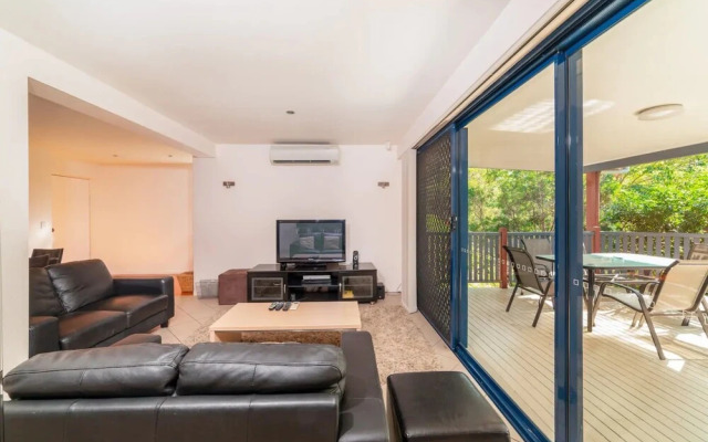 Breezy 4 Bedroom Queenslander in Balmoral