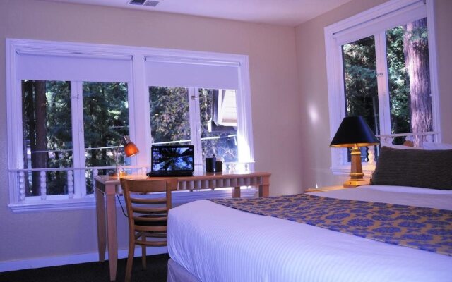 Rio Nido Lodge at the Russian River