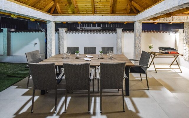 Holiday Home with Pool Oaza