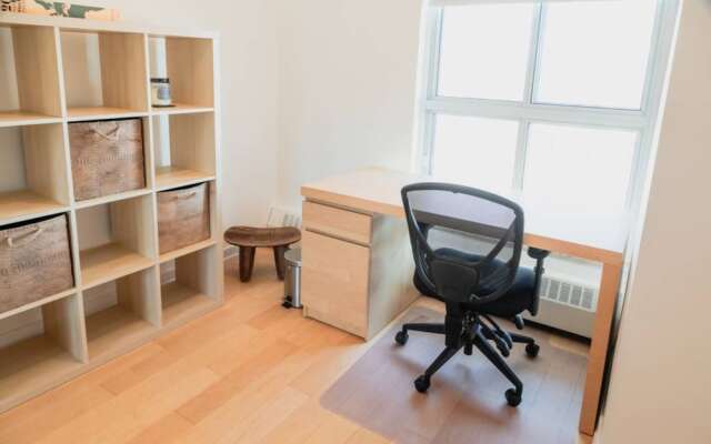 Spacious Family Condo In Swansea, Toronto