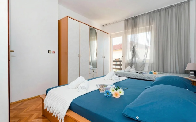 Spacious 2 Bedroom Apartment With Balcony