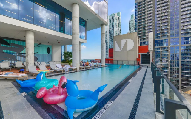 Bayside Studio Overlooking the city