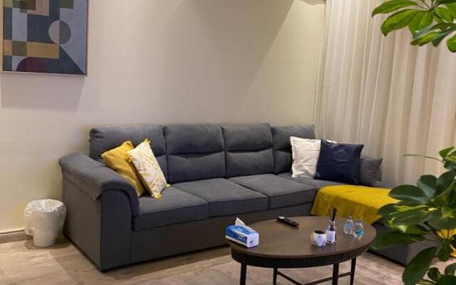 شقه جميله مودرن بغرفه نوم وموقف مجاني وموقع ممتاز