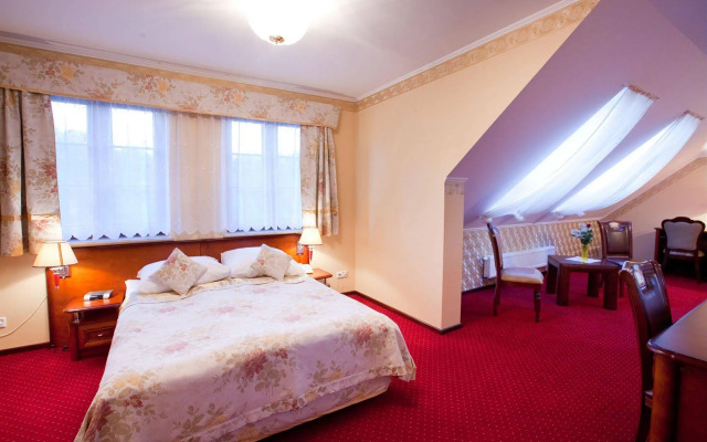 Hotel Dworek Tryumf Dąbrowscy Spółka Jawna