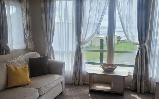 Beachside Holiday Retreat - Sleeps 6 & Parking