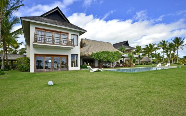 Ocean View 5-bedroom Fully Staffed Tropical Villa