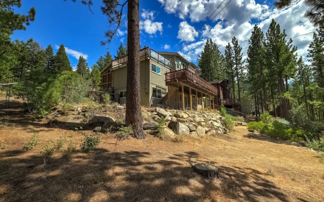 Hall Court Manor - Hot Tub, Pet Friendly, Pool Table!