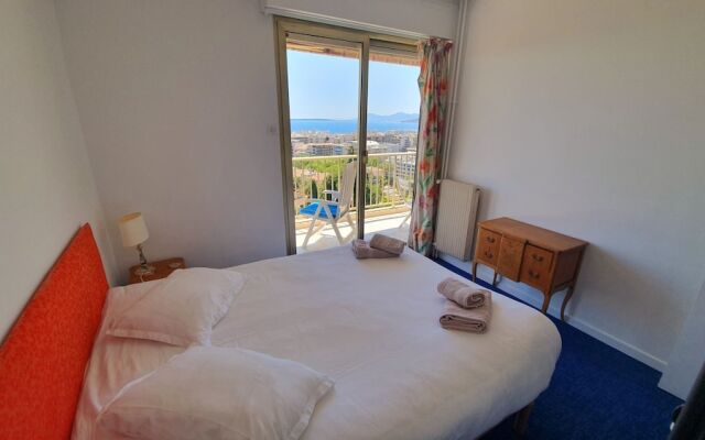 Beautiful 3-bedrooms Apartment, Sea View