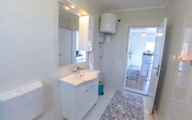 Sweet Retreat-Buna Riverside with pool