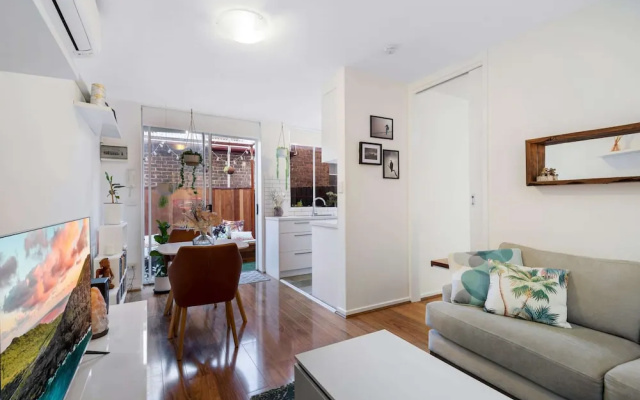 Snug St Kilda Apartment With Private Courtyard – Guest Rooms – Melbourne