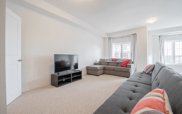 Elegant Brand New Town House