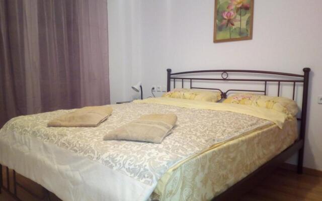 New studio next to metro for 2 people