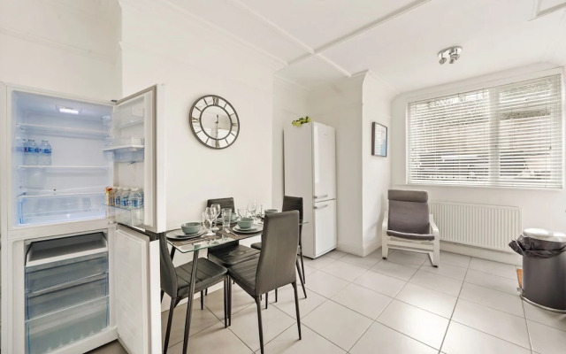 Modern 4BR Victorian Home Near Luton Airport