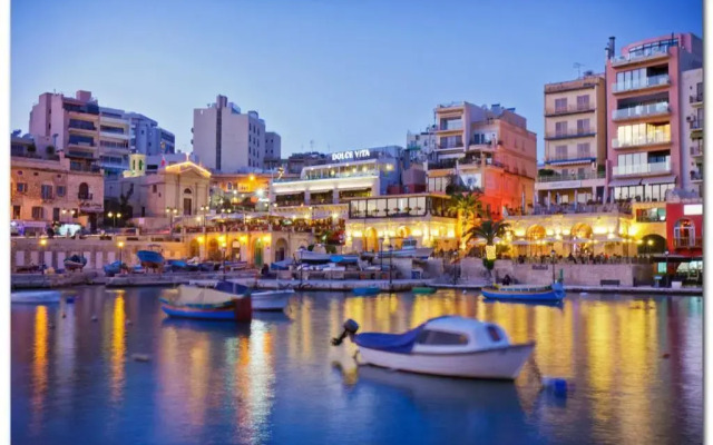 Seaside Bliss - 3BR Holiday Apartment Sliema