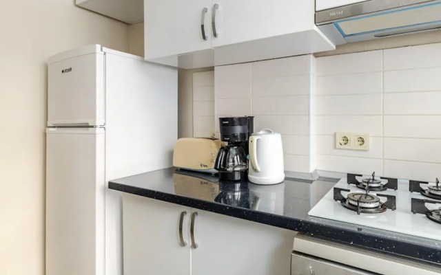 Spacious Flat w Balcony 3 min to Bagdat Ave