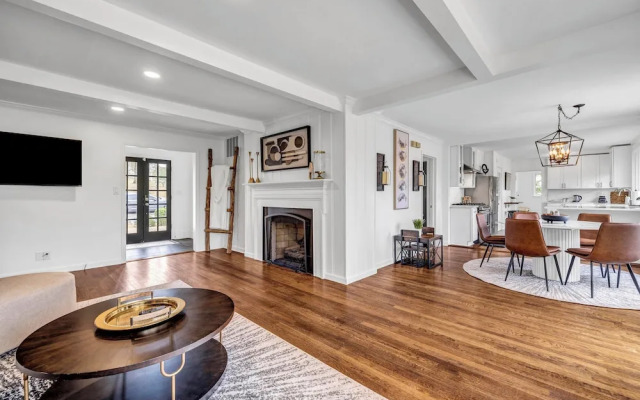 Mid-century Bungalow in the Heart of Buckhead!