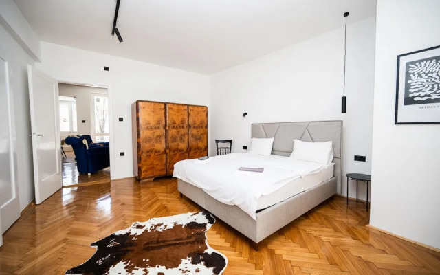 Design 150m2 Three-bedroom Apartment - Main Street