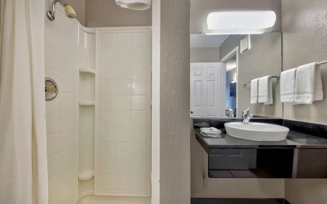 Travelodge/motel 6 Oshkosh