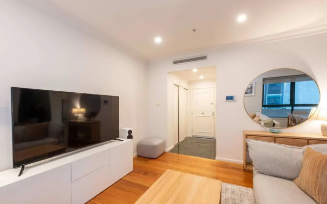 Spacious 3-bed Unit in Melbourne CBD w/ Pool & Gym