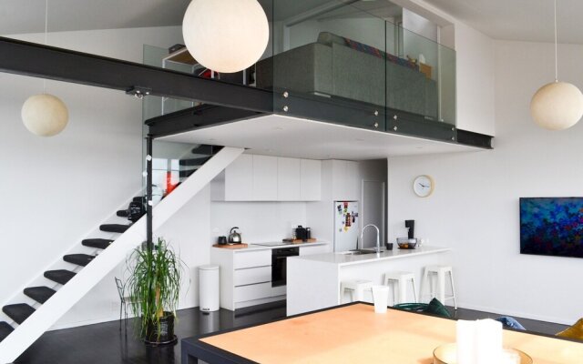 Stylish 2 Bedroom Loft Apartment With Parking