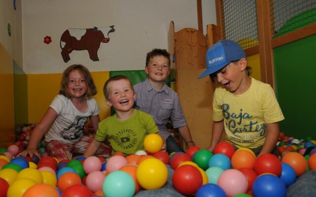 Pitzis Kinderhotel - Family Only