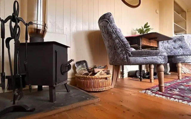 Tranquil Cabin Retreat Near Chepstow