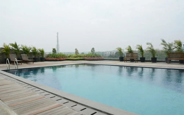 Homey Studio Room Tree Park Apartment near BSD City By Travelio