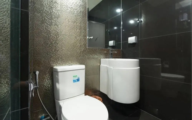 Rhythm Sukhumvit 36-38 by Jummie