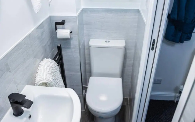 Stunning 4-bed House in Telford West Midlands