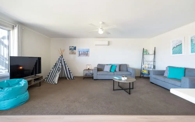 Spacious 3-bed Ground Level Beachside Stay