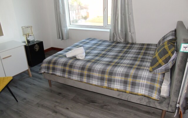 Beautiful 4-Bed Apartment