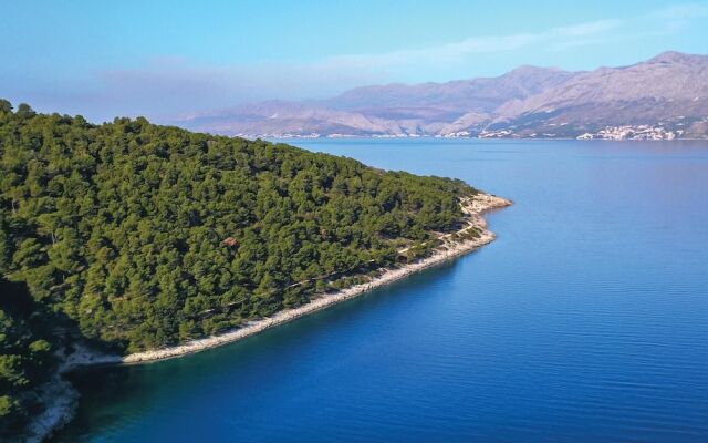 Awesome Home in Pucisca with Hot Tub, WiFi & 5 Bedrooms