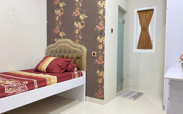 Guesthouse Putri Griya Fikarda by ZUZU