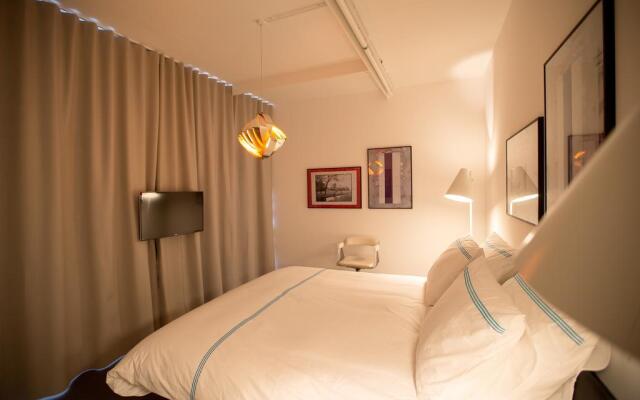 Apartment Wake up in Art