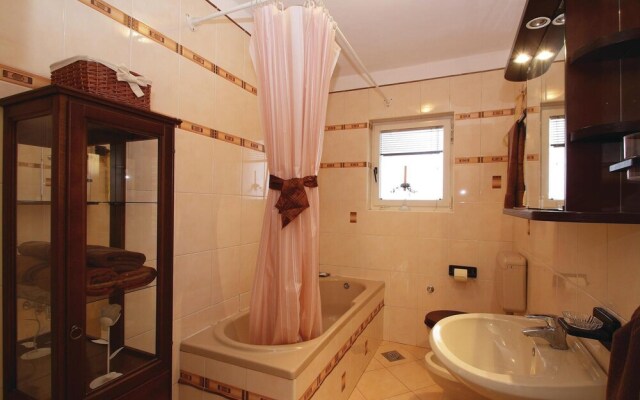 Beautiful Home in Labin With Wifi and 6 Bedrooms