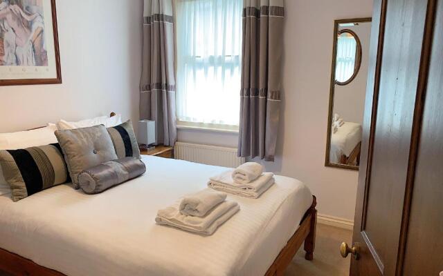 Cosy Central Windsor House Sleeps 4