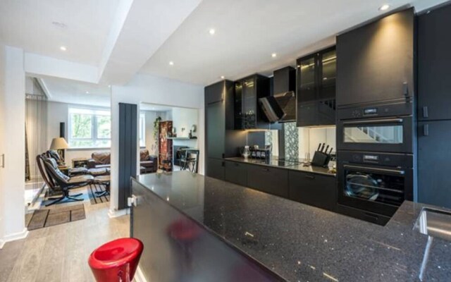 Prime Pimlico 3 Bedroom Flat With Roof Terrace