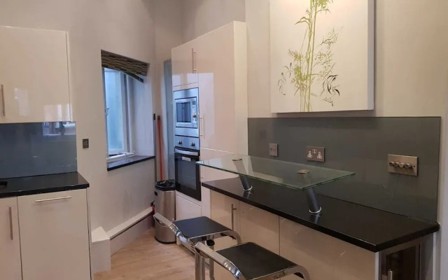 Hans Crescent Apartment
