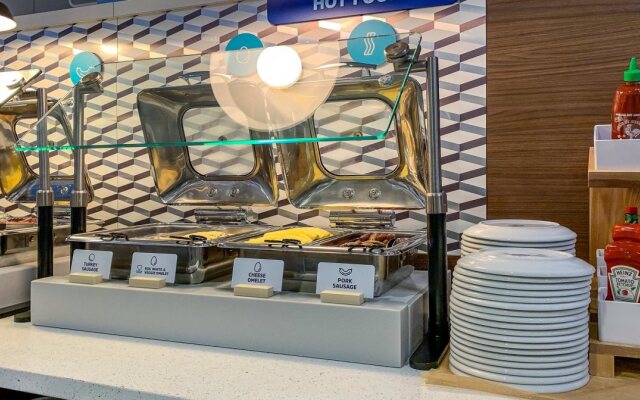 Holiday Inn Express & Suites Panama City Beach - Beachfront by IHG