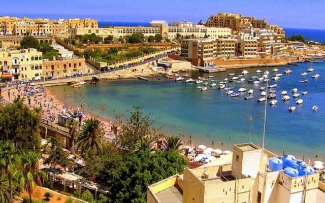 Idyllic Apartment Steps From the Promenade