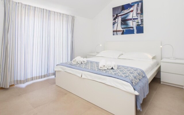 Beautiful Home in Milna With Wifi and 4 Bedrooms