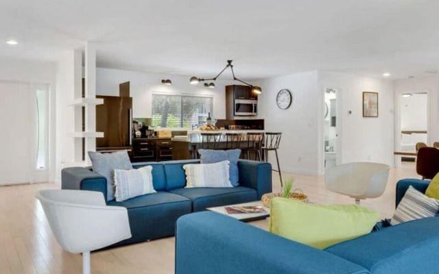 Luxe Lakefront Mansion Waterfront, Pompano Beach